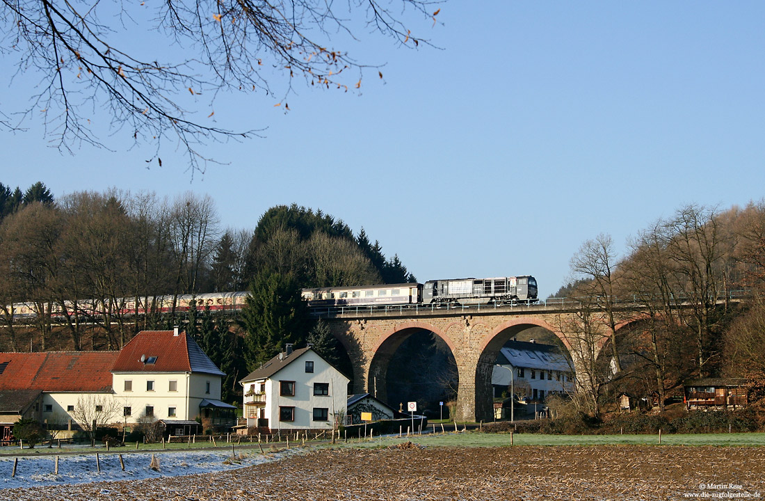 Viadukt bei bei Honrath, nahe dem Ort Stöcken mit V201 der Rurtalbahn