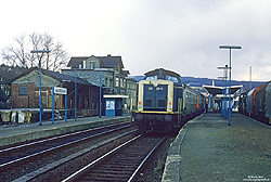 ozeandblau-beige 212 281 im Bahnhof Meinerzhagen mit Bahnhofsgebäude
