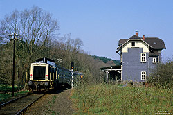 212 300 mit Silberlingen auf der Strecke Brügge - Meinerzhagen am ehemaligen Bahnhof Vollme