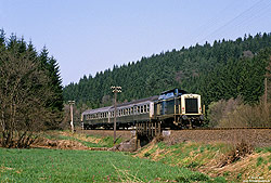 212 300 mit Silberlingen auf der Strecke Brügge - Meinerzhagen bei Kierspe-Grünenbaum