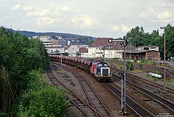 212 328 im Bahnhof Gummersbach mit Güterschuppen und Formsignale