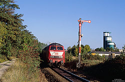218 139 in orientrot mit Citybahn bei Porz Heumar mit Einfahrsignal, Formsignal