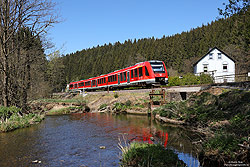 620 027 auf der reaktivierten Oberbergischen Bahn RB25 bei Kierspe-Grünenbaum am der Vollme