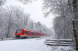 620 043 auf der Oberbergischen Bahn im Königsforst im Schnee