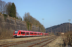 Bahnhof Dieringhausen mit 622 004 als Oberbergische Bahn an der gemauerten Wand