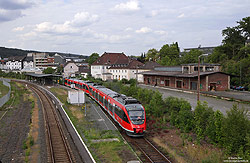644 011 im Bahnhof Gummersbach mit Empfangsgebäude und Güterschuppen