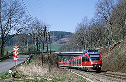 644 028 auf der Oberbergischen Bahn bei Brunohl mit Telegrafenleitungen