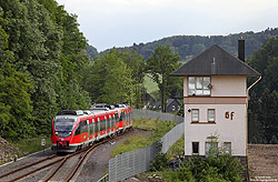 644 011 im Bahnhof Gummersbach mit ehemaligen Stellwerk Gf