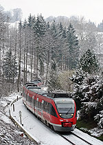 644 042 bei Schnee auf der Oberbergischen Bahn nahe Hoffnungsthal