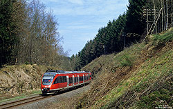 644 058 mit Doppeltelegrafenmaste bei Kotthausen auf der Oberbergischen Bahn