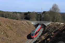 644 022 auf der reaktivierten Oberbergischen Bahn bei Güntenbecke mit Feldwegbrücke