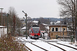 644 546 auf der Oberbergischen Bahn mit Stellwerk und Formsignal in Engelskirchen
