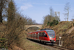 644 554 auf der Oberbergischen Bahn mit Doppeltelegrafenleitungen bei Marienheide