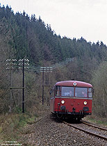 796 744 auf der Oberbergischen Bahn mit Doppeltelegrafenleitungen bei Kotthausen