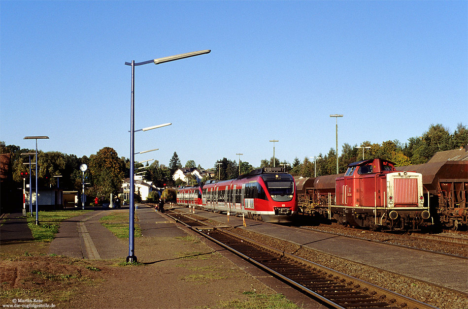 212 318 mit Bauzug im Bahnhof Kall auf der Eifelstrecke