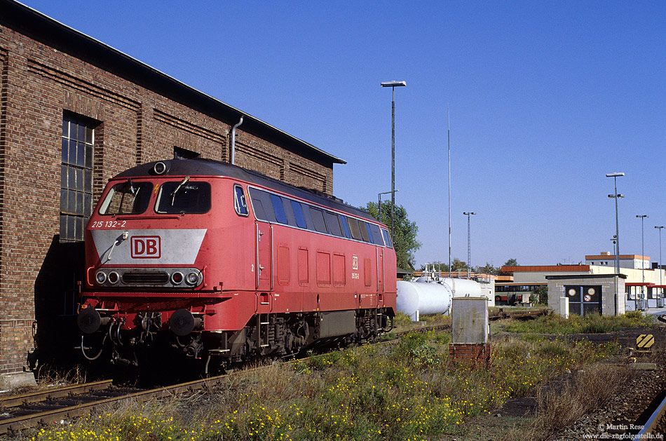 Am späten Nachmittag des 17.10.1999 sonnt sich die Trierer 215 132 in Euskirchen. Die Einsätze der Baureihe 215 neigten sich hier langsam aber sicher dem Ende.