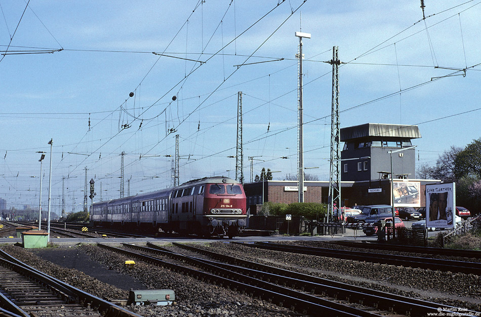 215 134 in rot mit E7637 im Bahnhof Kalscheuren