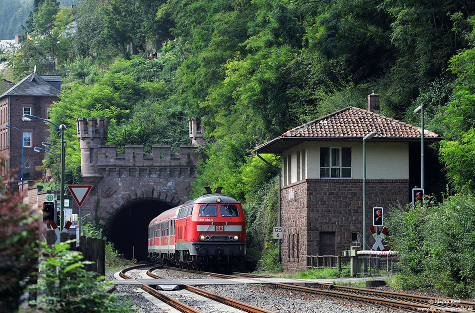 Neben den RE wurden zwischen Trier und Gerolstein auch wenige Regionalbahnen mit Trierer 218 gefahren. Die RB 12844 nach Gerolstein hat soeben den Kyllburger Tunnel verlassen und erreicht den Bahnhof Kyllburg. 29.8.2008