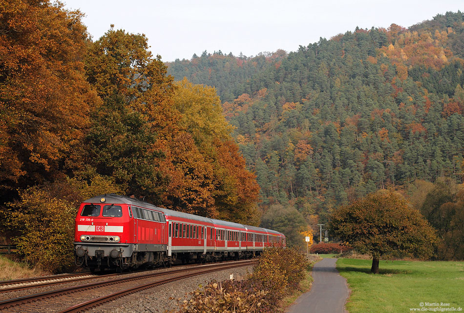 Herbststimmung im Kylltal: Mit dem RE12077 aus Köln Deutz am Haken fährt die 218 136 bei Ramstein ihrem Zielbahnhof Trier entgegen. 30.10.2009