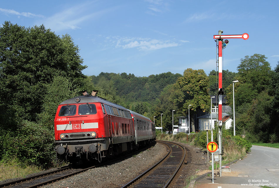 218 206 mit RE12083 im Bahnhof Nettersheim mit Formsignale