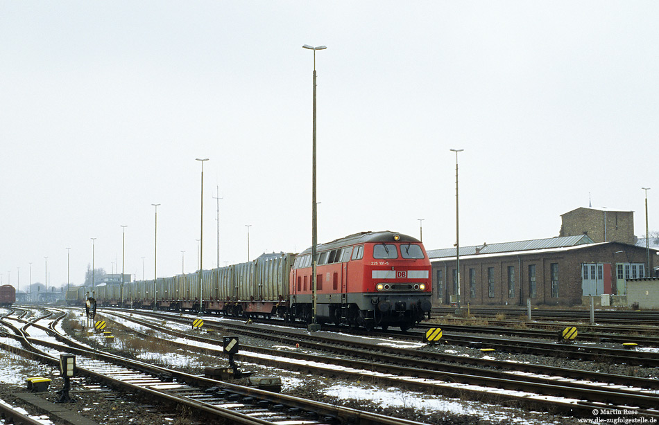 Mit dem Müllzug aus Mechernich West wartet die 225 101 auf die Weiterfahrt nach Köln Eifeltor, 23.2.2005. 