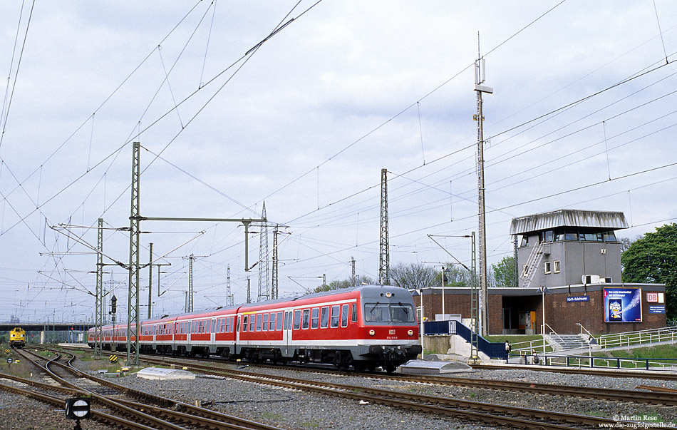 Auf der Suche nach Ersatz für die lokbespannten Reisezüge fanden auch Probefahrten mit der Baureihe 614 statt. Hierzu wurde eine 614-Doppeleinheit im 218-Umlauf eingesetzt. Obwohl die Triebwagen die Fahrzeiten halten konnten, kam es nicht zum Planeinsatz. Am 21.4.2004 durchfährt der Nürnberger 614 018 als RE 12089 (Köln Deutz - Gerolstein) den Bahnhof Hürth-Kalscheuren.