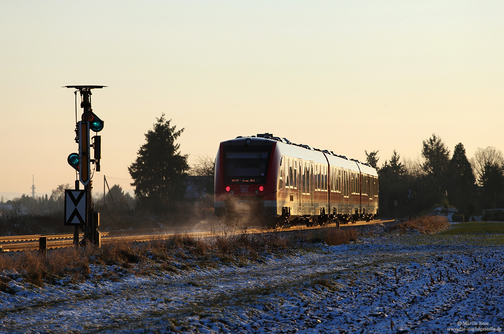 Im letzten Licht des 28.12.2014 fährt der 620 029 am RE11345 (Köln Messe/Deutz – Trier) durch die kalte Voreifel und wirbelt am Einfahrvorsignal von Derkum den Schnee auf.