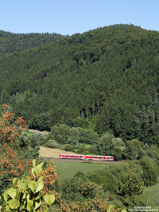 Die Burgruine Ramstein kann kostenlos besichtigt werden. Leider ist der Blick auf die Eifelstrecke mittlerweile größten Teils durch die Vegetation verdeckt, so dass nur noch kurze Züge in’s Bild passen. Unten im Tal fährt ein unbekannt gebliebener 628 als RB12852 nach Gerolstein. 31.8.2009