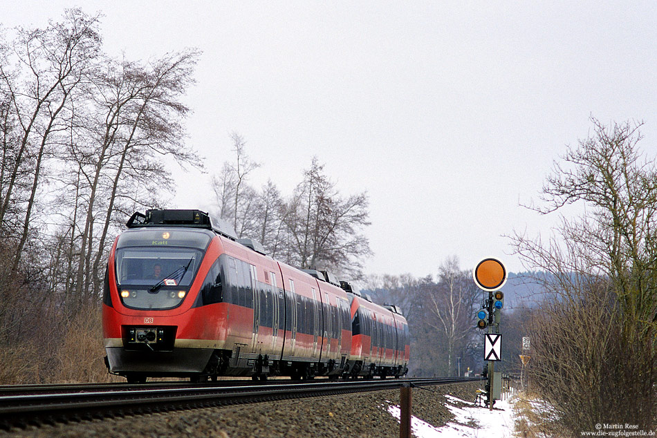 Zusammen mit dem 644 042 fährt der 644 038 als RB11159 nach Kall, aufgenommen am südlichen Einfahrvorsignal von Satzvey, 4.3.2005
