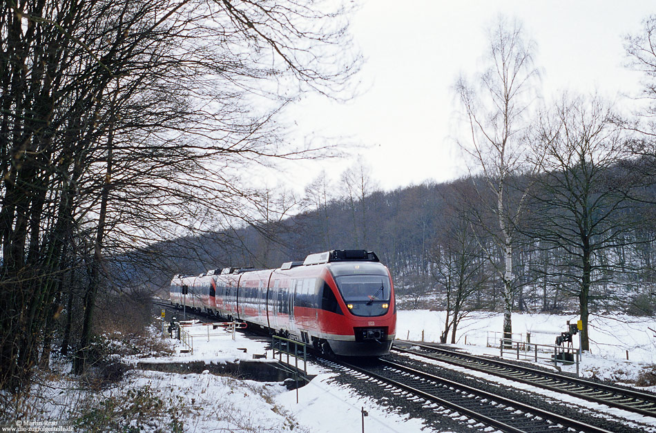 Südlich von Satzvey befindet sich ein mit Anrufschranke und Drehkreuz gesicherter Bahnübergang. Hier fährt der 644 042 und 038 als RB11174 nach Köln Deutz. 4.3.2005