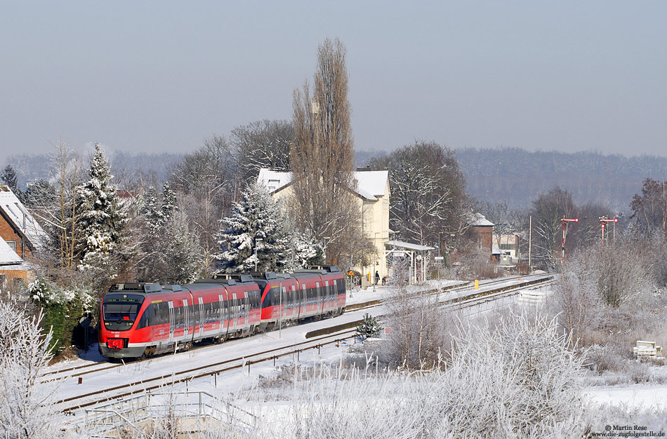 644 012 als RE12079 nach Trier Hbf im Bahnhof Weilerswist im Schnee