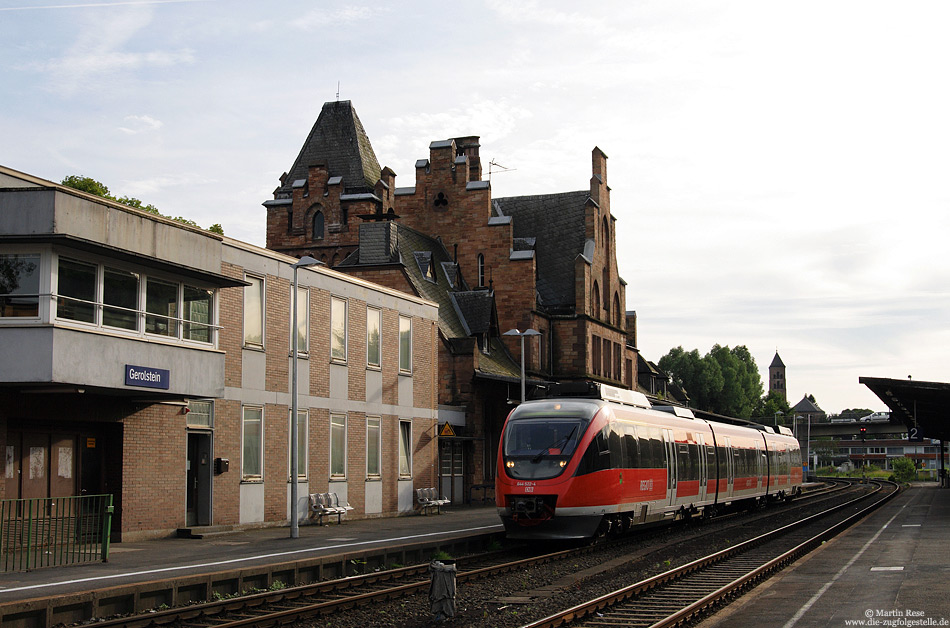 644 022 als RE11146 nach Köln Deutz im Bahnhof Gerolstein mit Empfangsgebäude und Stellwerk