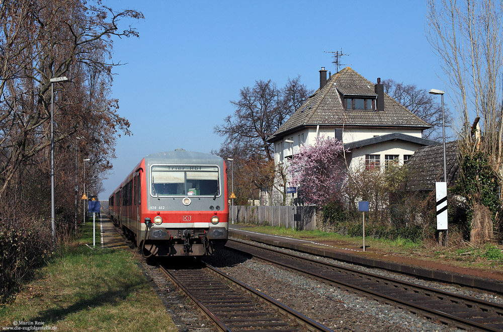 Das einstige Empfangsgebäude von Großbüllesheim ist nebst Güterschuppen erhalten und wird heute privat genutzt. Am frühen Nachmittag des 12.3.2014 durchfährt der RE11423 nach Trier den Haltepunkt. 