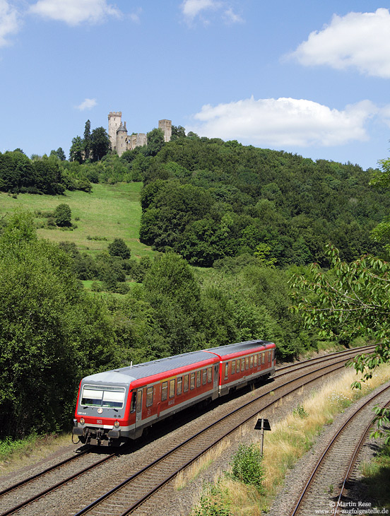 Bis Dezember 2009 waren Einsätze der Baureihe 628 nördlich von Gerolstein eher die Ausnahme. Aus Jünkerath kommend fährt der 628 648 bei Pelm als RB12483 nach Trier. 4.8.2009
