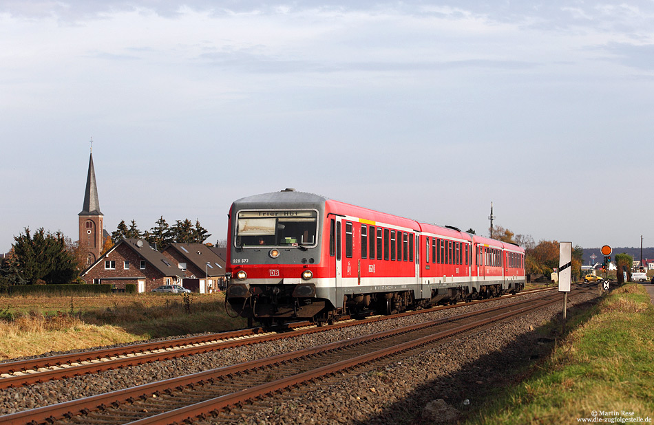 Im Dezember 2009 wurden die 218-bespannten Wendezüge durch Triebwagen der Baureihe 628 ersetzt. Aus Köln kommend fährt der aus dem 628 673 und 628 674 gebildete RE12077 bei Weilerswist nach Trier. 3.11.2001