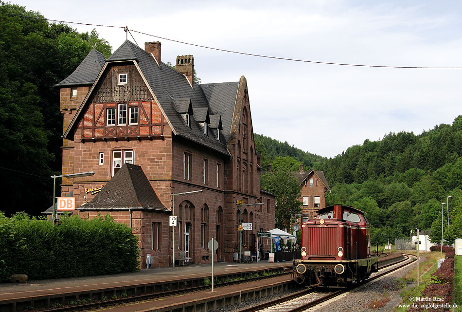 V100 2299 ex 212 299 der VEB als Lz im Bahnhof Kyllburg mit Empfangsgebäude