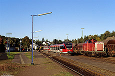 212 318 mit Bauzug im Bahnhof Kall auf der Eifelstrecke