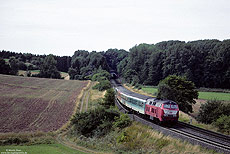 Nach Passieren des 472m langen Kaller Tunnels rollt die Kölner 215 042 mit der RB 11416 dem nächsten Halt Scheven entgegen. 24.8.1999