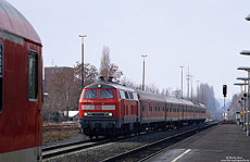 Mit dem RE 12078 nach Köln Deutz fährt die 218 136 in den Bahnhof Euskirchen ein. 4.3.2005