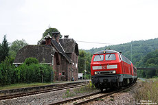 Nach der Kreuzung mit der Regionalbahn nach Gerolstein verlässt die 218 136 mit der RB 12837 nach Trier den Bahnhof Philippsheim. 29.8.2008