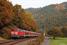 Herbststimmung im Kylltal: Mit dem RE12077 aus Köln Deutz am Haken fährt die 218 136 bei Ramstein ihrem Zielbahnhof Trier entgegen. 30.10.2009