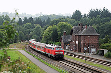 Nur kurz wird die Ruhe in Philippsheim von dem RE 12080 nach Köln Deutz gestört. 29.8.2008. Hier zweigte bis 1955 die 8km lange 750mm-Kleinbahn nach Binzfeld ab.