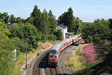 Nahe des Bahnhofs Schmidtheim befindet sich auf 550 Meter NN der höchste Punkt der Eifelstrecke. Auf dem Weg von Trier nach Köln Deutz hat der RE12078 soeben den Scheitelpunkt erreicht und rollt nun ohne viel Mühe dem nächsten Halt Blankenheim entgegen. 4.8.2009