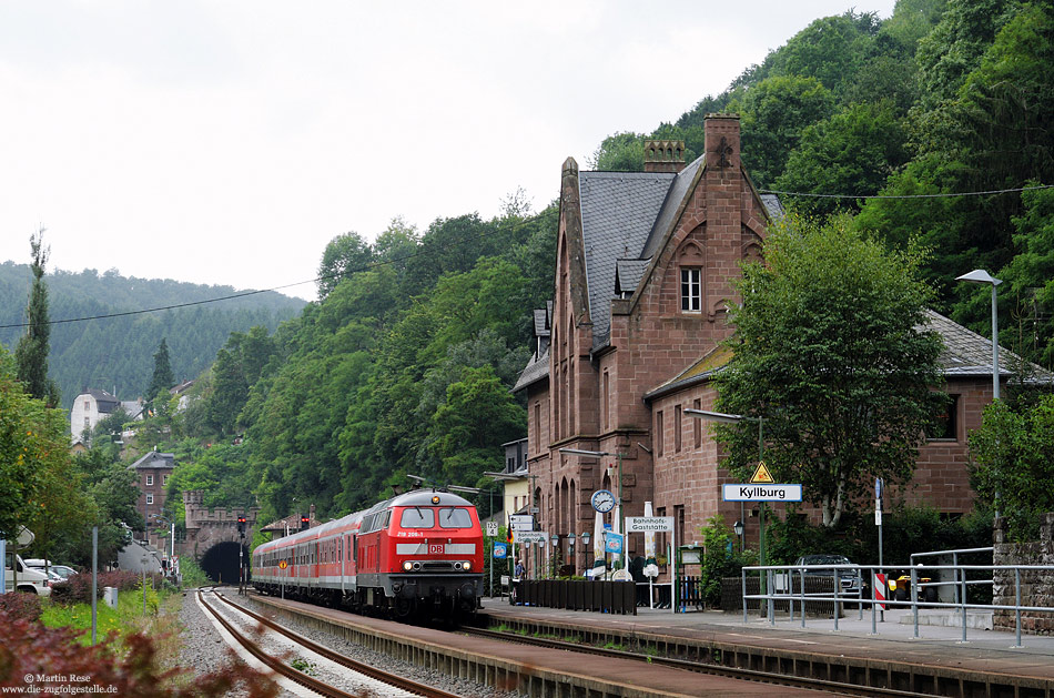 Der südliche Abschnitt der Eifelstrecke ist geprägt von verzierten Tunnelportalen und beeindruckenden Bahnhofsgebäuden. Vor dem des Bahnhofs Kyllburg kommt die 218 206 mit dem RE12084 nach Köln Deutz zum Halten. 29.8.2008
