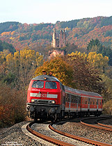 218 217 mit RB12837 nach Trier auf der Eifelstrecke unterhalb der Burgruine Ramstein