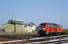 Am 23.2.2005 habe ich die 225 101 in Euskirchen fotografiert. Links ist das Zentralstellwerk aus dem Jahr 1973 zu sehen.