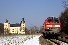 Nahe Satzvey passiert die 225 101, unterwegs als Lz 68752 (Euskirchen - Mechernich West), die Burg Veynau. 25.2.2005