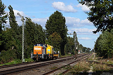 Am 29.9.2015 war mit der 295 057 der Bochholter Eisenbahngesellschaft mbH ein seltener Gast in der Voreifel unterwegs. Die Lok hatte einen Schienenkran nach Euskirchen zu befördern, fotografiert in Derkum.