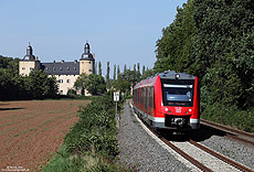 Die Burg Veynau diente am 31.8.2015 als Motiv für den 620  002, der als RE11345 auf dem Weg von Köln Messe/Deutz nach Trier war.