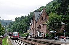 Der südliche Abschnitt der Eifelstrecke ist geprägt von verzierten Tunnelportalen und sehr fotogenen Bahnhofsgebäuden. Zu den erwähnenswerten Gebäuden zählt das des Bahnhofs Kyllburg. Hier macht gerade der Trierer 628 488 Station, der als RB12842 auf dem Weg von Trier nach Gerolstein ist. 29.8.2008